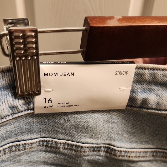 American Eagle Outfitters Light Wash Mom Jeans - Picture 3 of 4